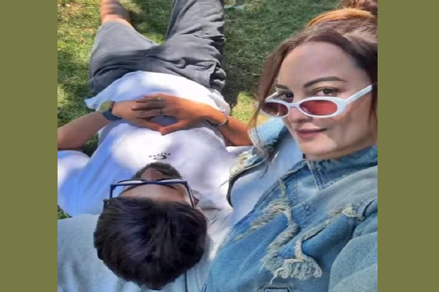 Zaheer Iqbal rests his head on Sonakshi's lap as they soak in sun