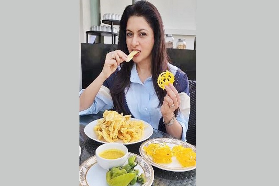 Bhagyashree enjoys a taste of Gujarat with Fafda and Jalebi