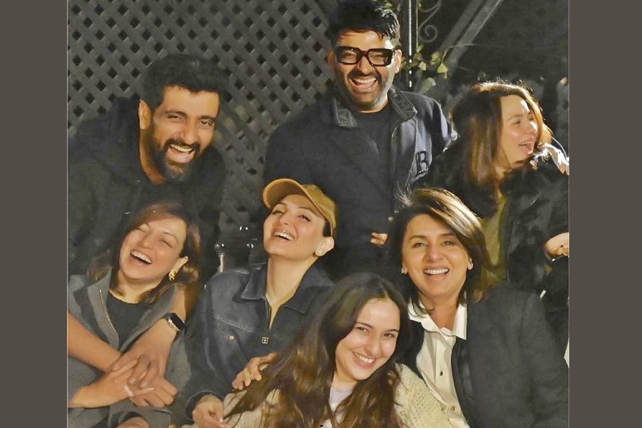 Riddhima Kapoor shares first photo from the sets of her debut project with mom Neetu and Kapil Sharma