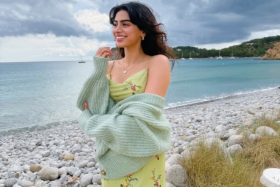 Janhvi Kapoor says 'I miss you’ll' to sister Khushi who is off on a vacation