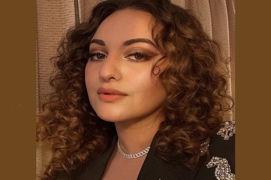 Sonakshi Sinha shells retro vibes in this throwback pic with Shaheen Bhatt & Anushka Ranjan
