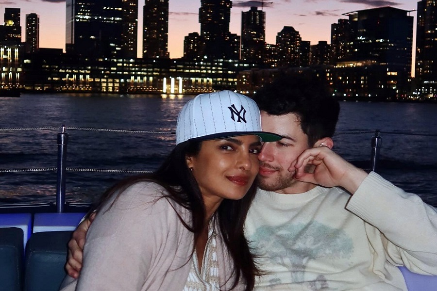 Priyanka Chopra shares loved-up picture with hubby Nick Jonas, calls him ‘mine’
