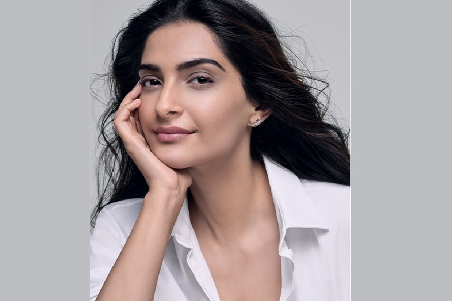 Sonam Kapoor donates 12 inches of her hair to charity