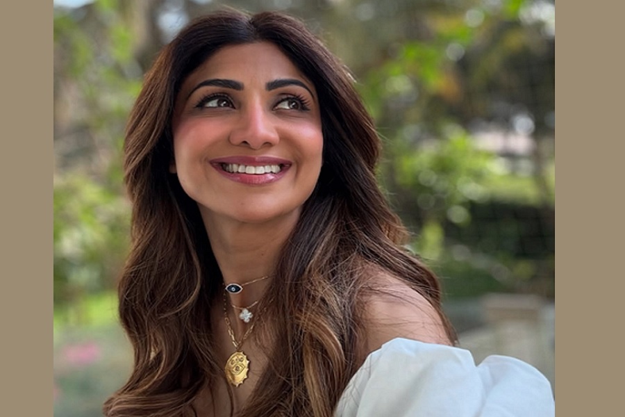 Shilpa Shetty celebrates 18 years of ‘Apne’ with Dharmendra and Sunny Deol