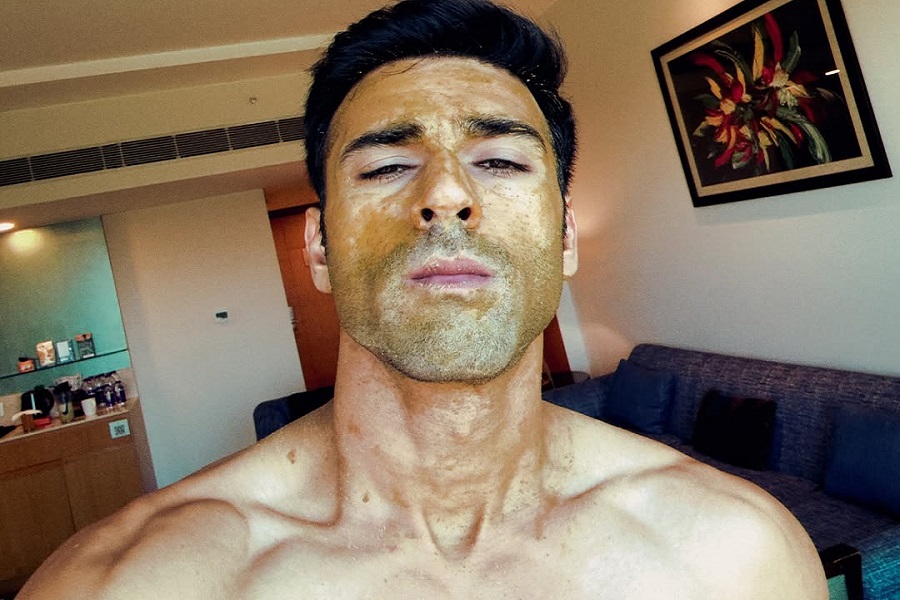 Pulkit Samrat 'marinates' his face with wife Kriti Kharbanda's nuskhe for glowing skin