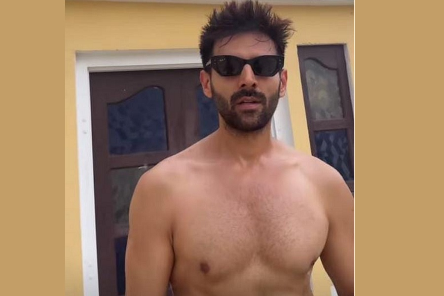 Kartik Aaryan performs pull-ups in Rajasthan