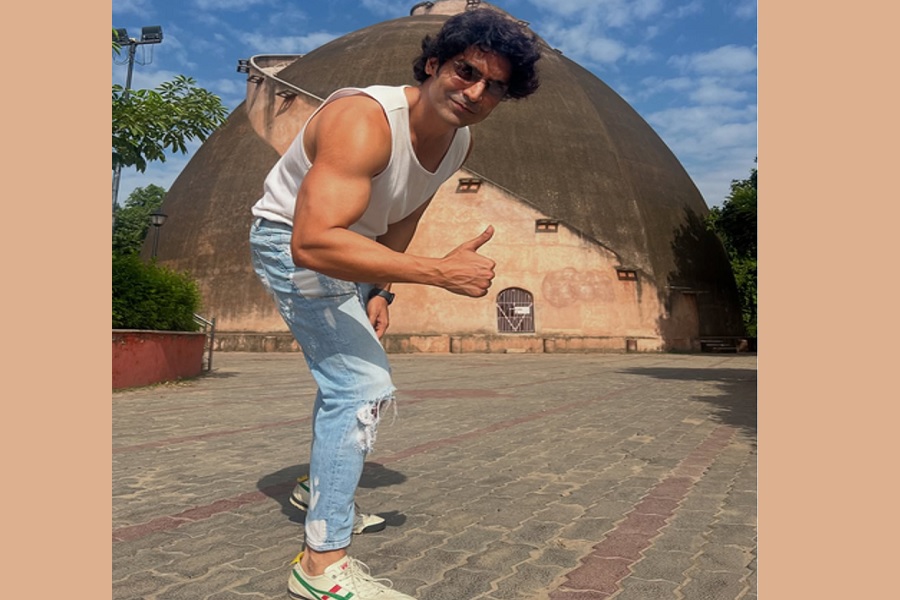 Proud son of Bihar Gurmeet Choudhary enjoys Litti Chokha during his Patna visit