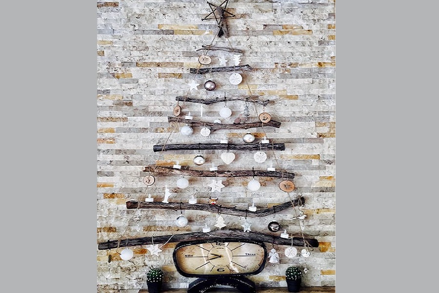 Rustic Wall Christmas Tree: A Minimalist Décor Masterpiece