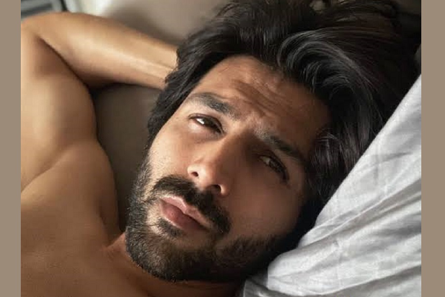 Kartik Aryan finds it difficult to kill his “vacation slumber”, returns back to the grind