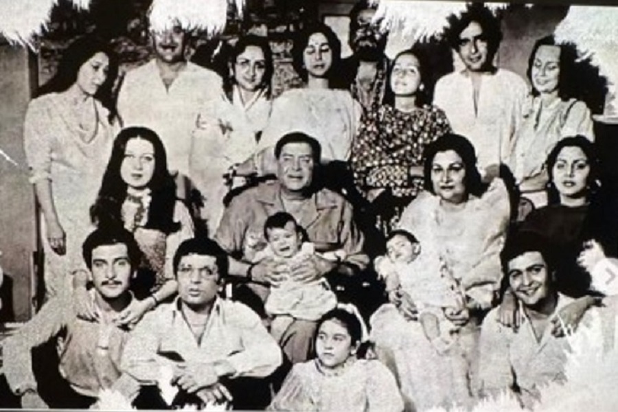 Kareena Kapoor Khan shares a rare image of the entire Kapoor clan