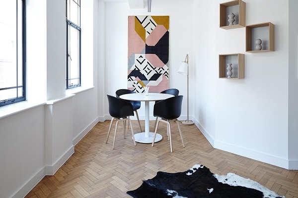 A Calm and Modern Corner: How Simple Decor Creates a Welcoming Space