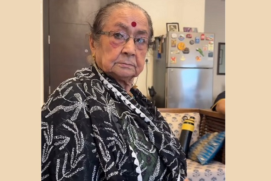 Anupam Kher reveals why mother Dulari was upset and scolded him