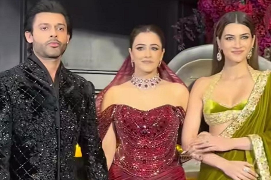 Kriti Sanon gives a retro touch to her saree look at sister Nupur Sanon's wedding reception