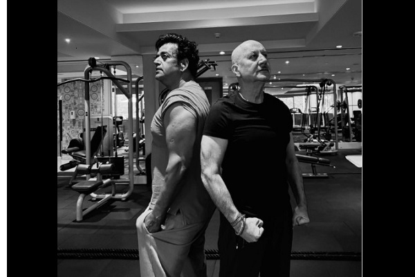 Anupam Kher sets fitness goals as he flaunts muscles with ‘friend’ Ravi Kishan