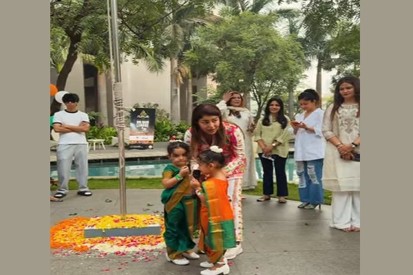 Debinna Bonnerjee ‘shows up’ despite being tired for her baby girls, drapes them in Nauvaari sarees on Republic Day