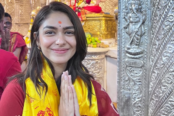 Mrunal Thakur seeks Bappa's blessings during her visit to Pune