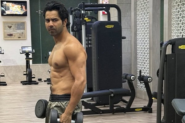 Varun Dhawan says 'Hai jawaani toh workout karna hain' as he flaunts his toned physique