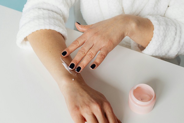 How Moisturiser Works on the Skin: The Science Behind Hydrated Glow