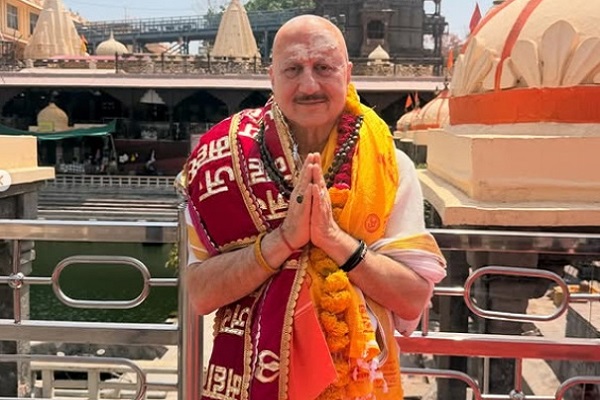 Anupam Kher offers prayers at Mahakaleshwar Temple, attends aarti
