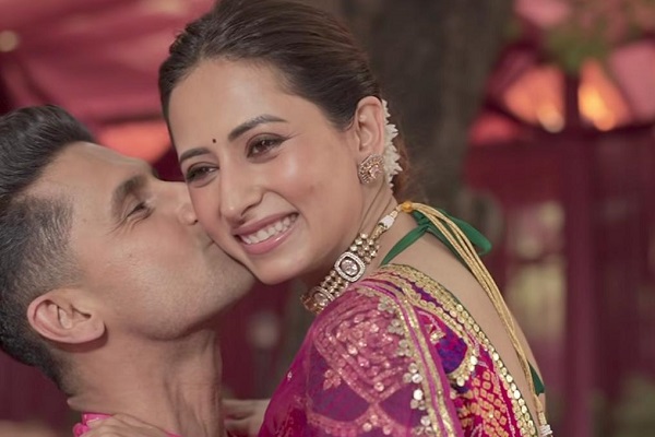 Ravie Dubey gets romantic in BTS glimpse recreating ‘Hum Saath Saath Hain’ moment, kisses Sargun Mehta