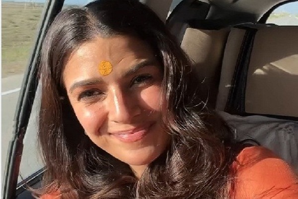 Nimrat Kaur seeks blessings at Somnath Temple, Nageshwar Temple and Dwarkadhish Temple