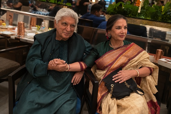 Shabana Azmi, Javed Akhtar sit hand-in-hand as Farhan Akhtar’s ‘Tum ho toh’ plays in background