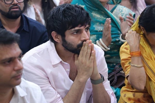Kartik Aaryan seeks blessings with parents at Mahakaleshwar Temple after National Award win