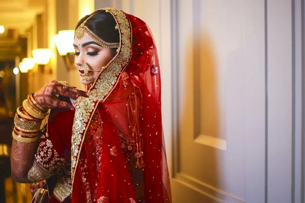 'Many Indians want big fat Bollywood wedding'