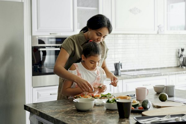 Pretending to savour food may help reduce craving