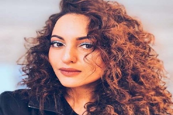 Sonakshi Sinha flaunts her 'curly fries'