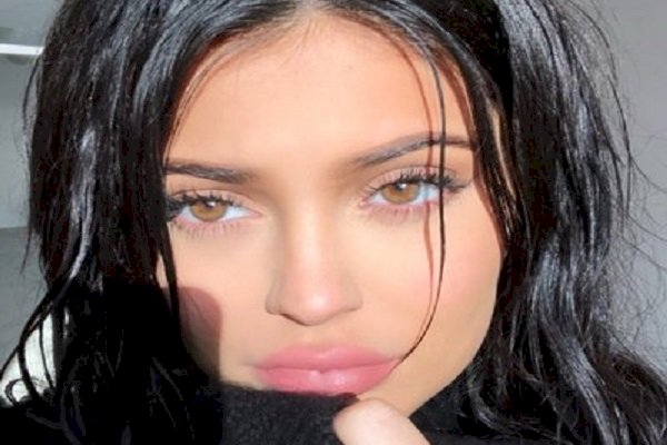 Kylie Jenner embraces her natural hair