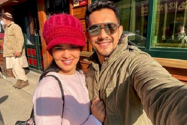 'Honeymoon begins': Aditya Narayan, Shweta Agarwal get cosy in Kashmir