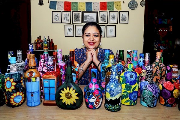 This bureaucrat brings beauty of nature on bottles with art