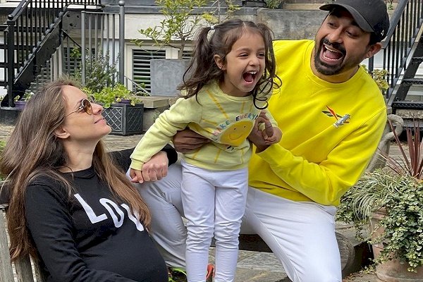 Rannvijay Singha reunites with wife, daughter