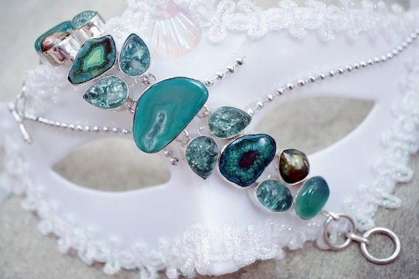 Top gemstone and jewellery brands launch a free sustainability resource platform