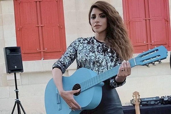 Shama Sikander learns to play guitar for 'Majnu Remix' with Mika Singh