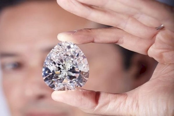 The Rock, the largest white diamond ever to appear at auction