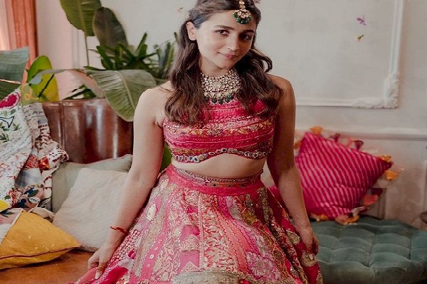 Alia Bhatt's mehendi lehenga by Manish Malhotra took 3,000 hours to make!