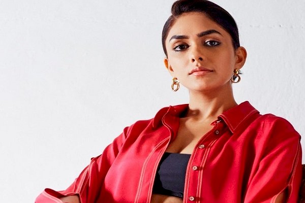 Mrunal Thakur says she can't ask for better South Indian debut than 'Sita Ramam'