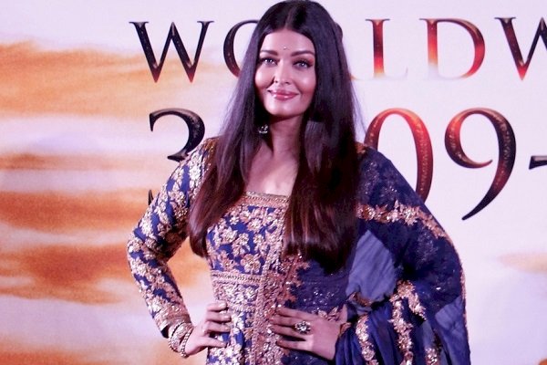 Aishwarya Rai thanks her `guru` Mani Ratnam for `Ponniyin Selvan: I`