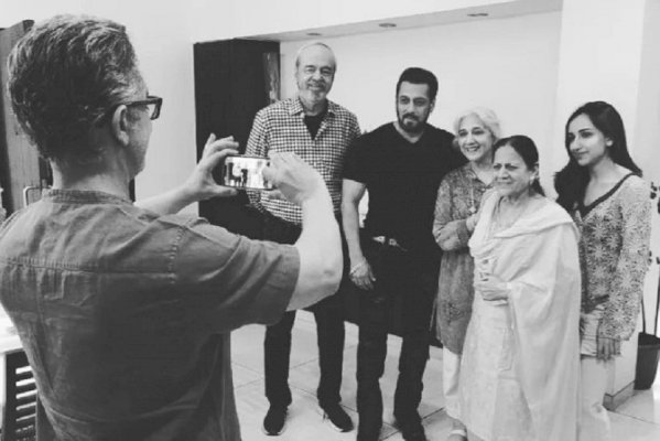 Aamir turns photographer as Salman poses with his family