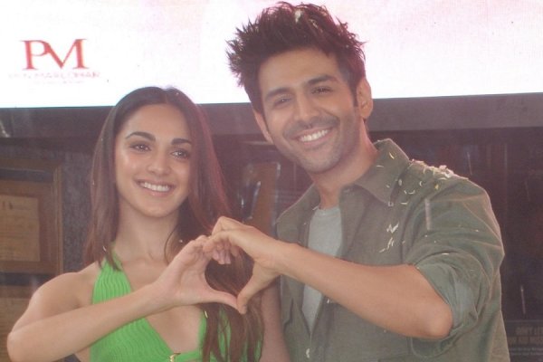 Kartik Aaryan , Kiara Advani thank fans who brave downpour for 'Satyaprem, advance booking