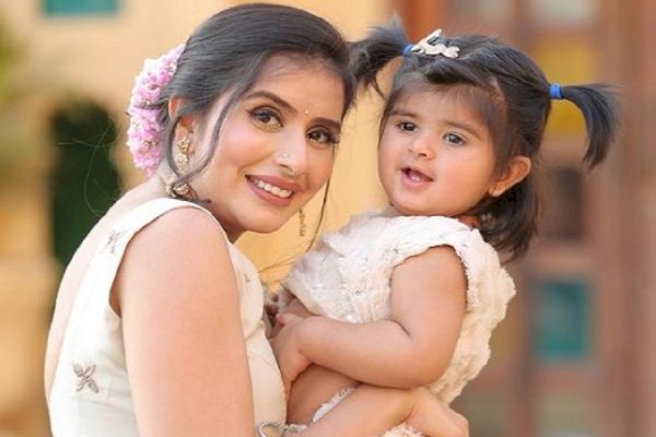 Charu Asopa jets off with daughter to celebrate Diwali with parents