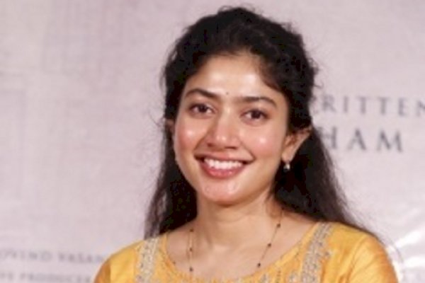 Sai Pallavi visits Kashi Vishwanath temple