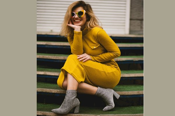 The Fashion Appeal of Women’s Yellow Long-Sleeved Dress