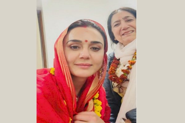 Preity Zinta takes on a religious trip from Prayagraj to Varanasi with her mom