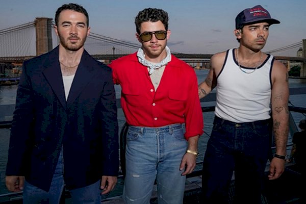 Nick Jonas shares a glimpse of his summer in the city with the Jonas brothers and Priyanka