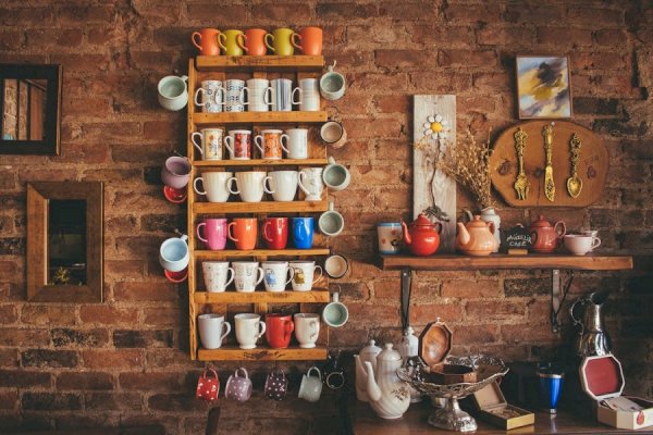 Rustic Charm: Decorating with Vintage Mugs and Cozy Café Vibes