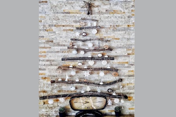 Rustic Wall Christmas Tree: A Minimalist Décor Masterpiece