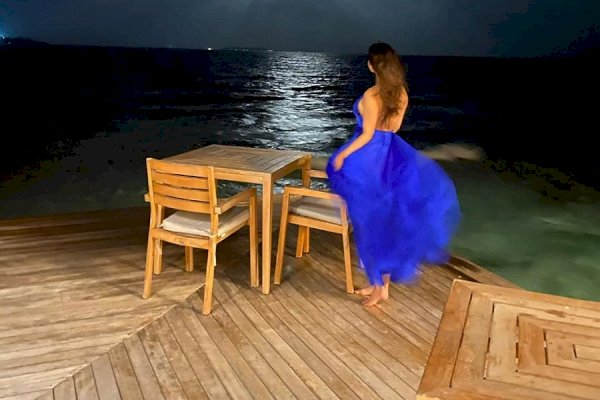 Mouni Roy thanks her buddies this Friendship Day: 'I survived & still living coz of you'